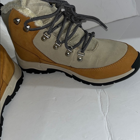 Timberlands size 8 woman, Like New. - Picture 4 of 12